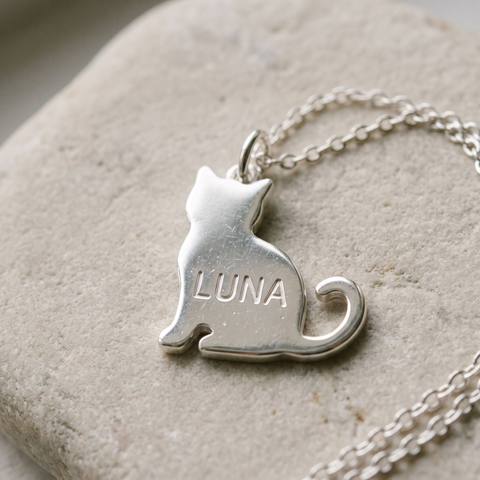 Dije de plata con silueta de gato y el nombre Luna