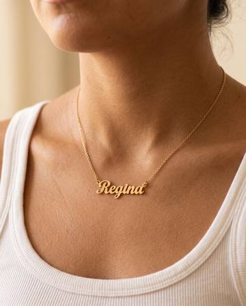 Collar con el nombre Regina recortado en oro