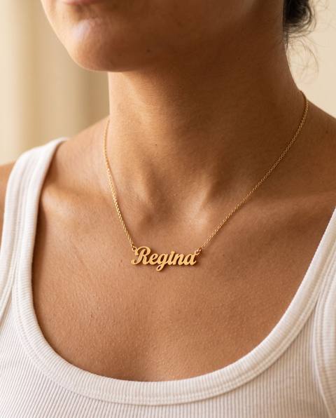 Collar con el nombre Regina recortado en oro