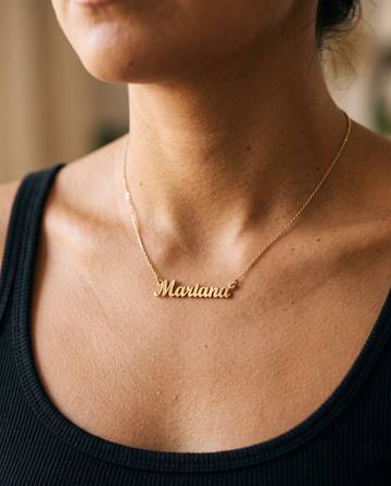 Collar con el nombre Mariana recortado en oro