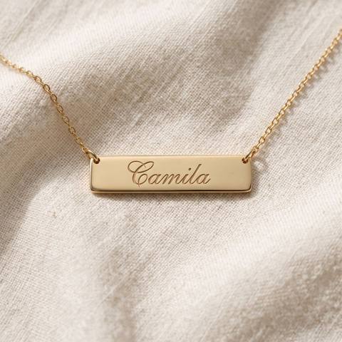 Collar de placa dorada con el nombre Camila grabado en caligrafía